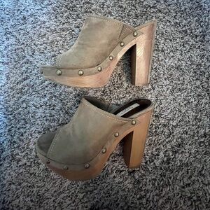 Vera wang size 8.5 platform peep toe clogs